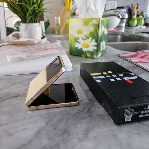 Samsung Galaxy Z Flip4 - Black and Red - Picture 8 of 10